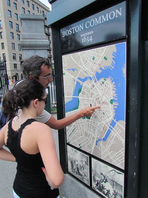 Mostrando para a Bebel o nosso caminho pelo centro de Boston, capital de Massachusetts, nos Estados Unidos
